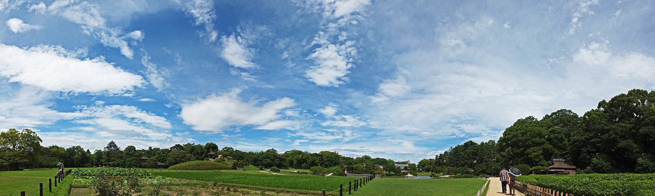 s-20150713 後楽園今日の真夏日の空模様の園内ワイド風景 (1)