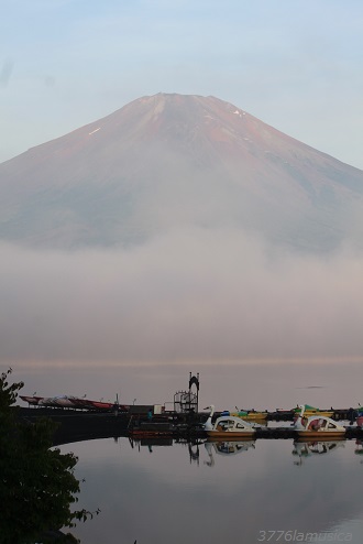 山中湖畔から望む富士山 早朝5時半頃