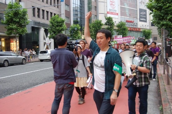 そして、「６・１４渋谷デモ」で、SEALDsを仕切っていたのは、民青同盟全国委員長の田中悠だった。