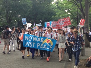 制服向上委員会2015年08月02日洋楽とスイカ　こんばんwa齋藤乃愛です　今日は、お昼から渋谷デモに参加。戦争法案反対デモは、 活気があふれていて