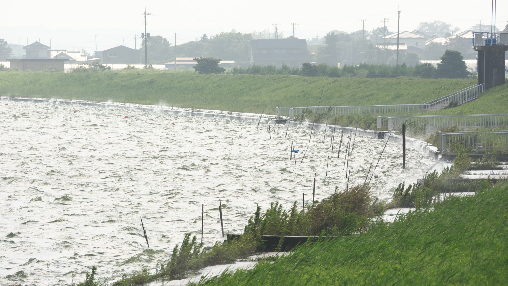 台風１１号影響、波風激しい常陸川