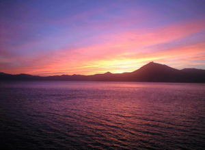 支笏湖に沈む夕日
