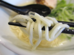 鶏和っ賛　白醤油白湯　麺 (2)