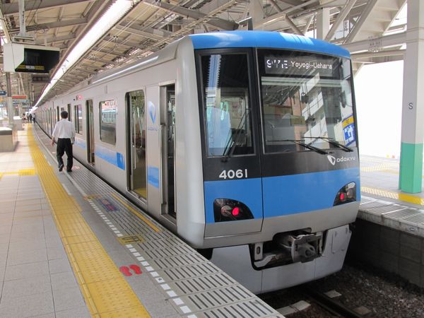 綾瀬駅2・3番線に停車中の小田急4000形電車。綾瀬駅で本線から直接折り返し運転に使えるのはこの1線のみである。