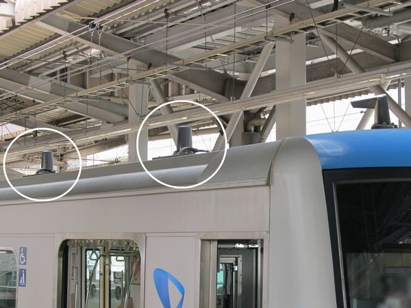 先頭車運転台後部の屋根に追加されたJRデジタル列車無線用アンテナ