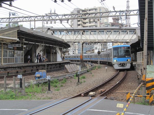 小田原寄りの踏切から駅構内を見る。